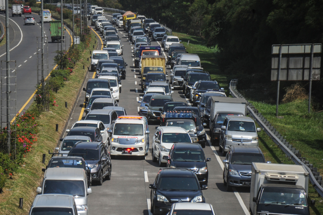 Sebuah mobil ambulans berusaha kelar dari kemacetan saat menuju gerbang keluar Tol Pasteur di Bandung, Jawa Barat, Jumat (3/9/2021). Foto: Raisan Al Farisi/ANTARA FOTO