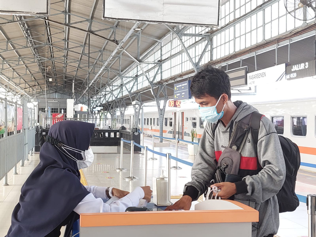 Petugas memeriksa tiket penumpang kereta jarak jauh. Foto: Dok. KAI Daop 1 Jakarta