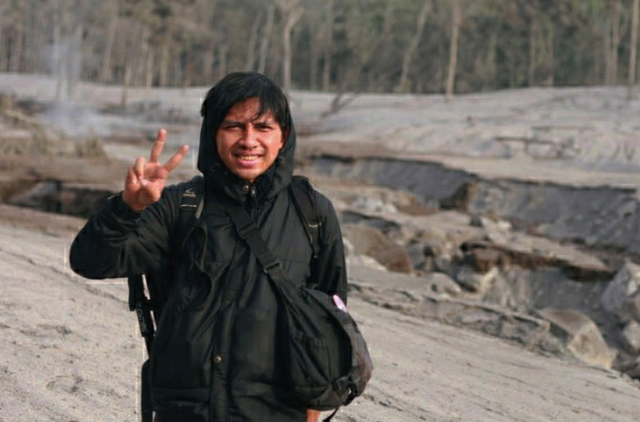 Jurnalis Tugu Malang ID, M Ulul Azmy, saat meliput erupsi Gunung Semeru di Pronojiwo, Kabupaten Lumajang, pada Selasa (1/12/2020). Foto: Ben