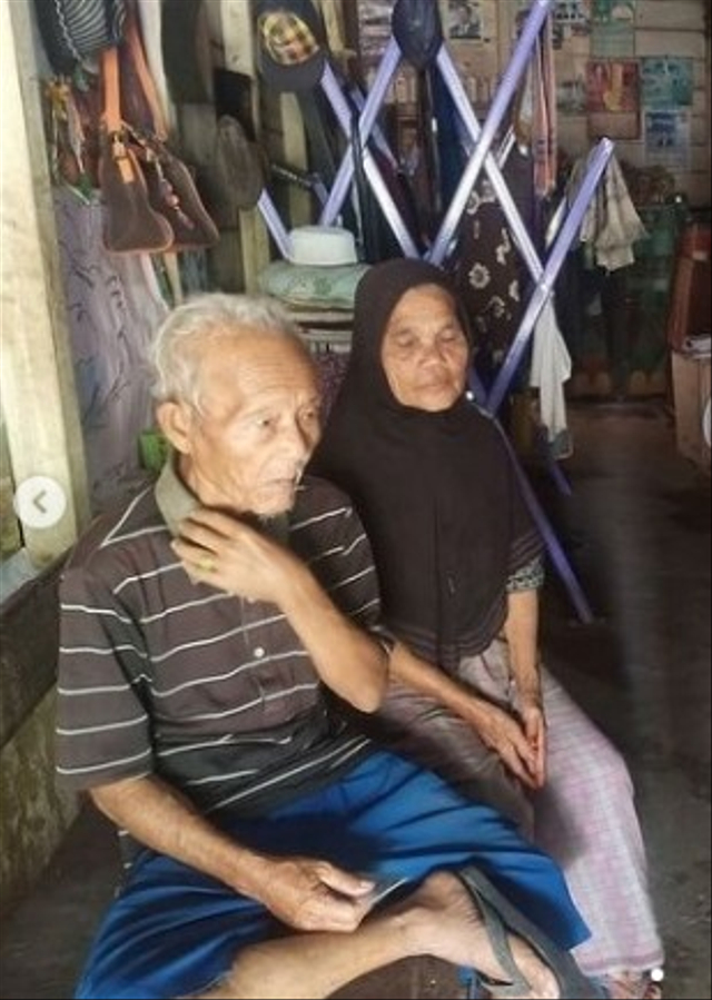 Kisah Kakek Sani berusia 91 tahun di Kota Subulussalam, Aceh, ogah menyusahkan orang lain dengan tetap bekerja. (Foto: Instagram/@actforhumanity)