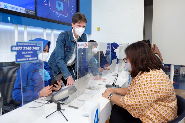 Direktur & Chief Commercial Officer XL Axiata, David Arcelus Oses menyapa pelanggan yang berkunjung ke XL Center XL Axiata Tower di Jakarta, dalam rangka menyambut Hari Pelanggan Nasional 2021 di Jakarta. Foto: Dok. XL Axiata