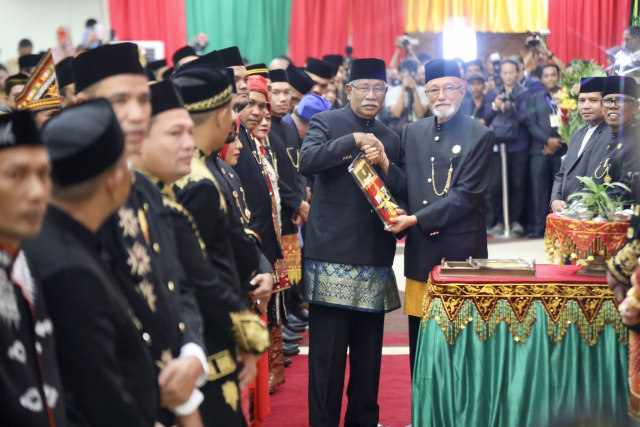 Wali Nanggroe Tgk Malik Mahmud Al-Haythar (kanan) memberikan selamat kepada anggota DPR Aceh yang dilantik pada Senin (30/9/2019). Foto: Suparta/acehkini