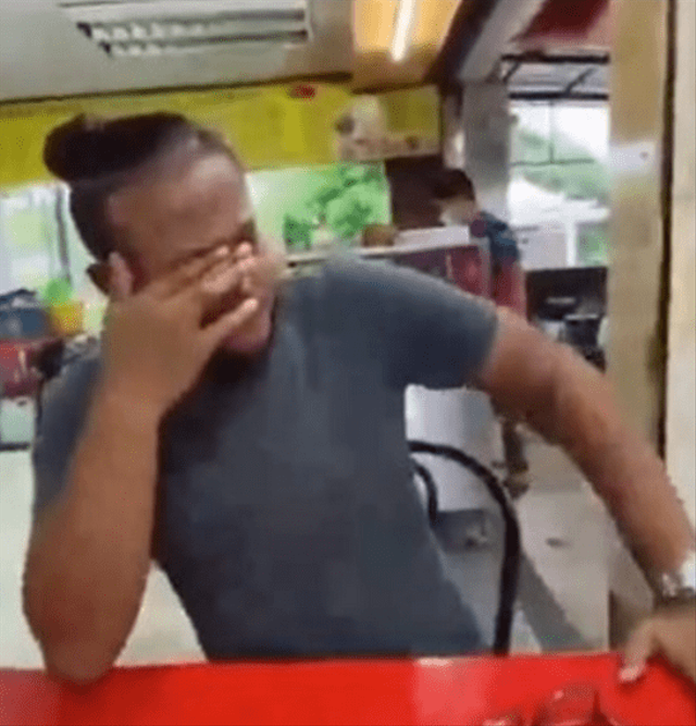 Untitled ImageMomen mengharukan seorang lelaki di Malaysia menitikkan air mata saat nongkrong teh tarik di warung usai 2 bulan di dalam rumah akibat pembatasan sosial. (Foto: TikTok/@kenanganmengusikjiwaaa)