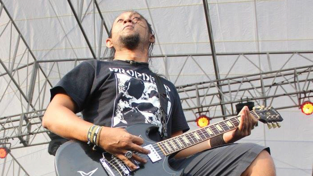 Eben gitaris Burgerkill saat tampil di Doomsday. Foto: Jamal Ramadhan