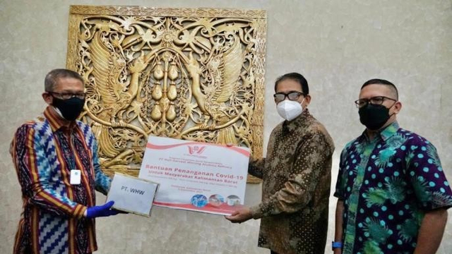 WHW Salurkan Bantuan Obat dan Vitamin untuk Penanganan COVID-19 di Kalbar (833019)