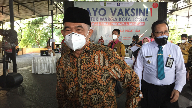 Menko PMK Muhadjir Effendy saat meninjau vaksinasi di XT Square Kota Yogyakarta, Jumat (3/9). Foto: Arfiansyah Panji Purnandaru/kumparan