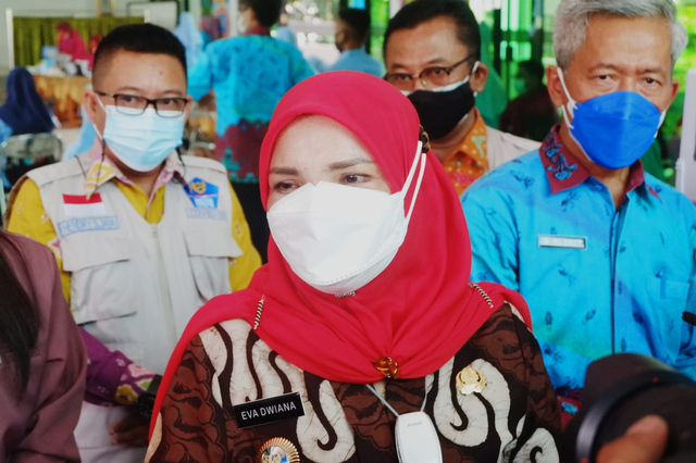 Wali Kota Bandar Lampung Eva Dwiana saat diwawancarai awak media, Jumat (3/9)| Foto : Sidik Aryono/ Lampung Geh