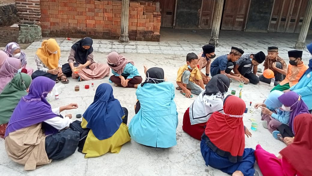 Mahasiswa KKN UNS Kelompok 338 melakukan eksperimen kimia sederhana bersama anak-anak Desa Mojodoyong, Sragen.