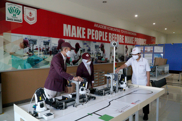 Program pendidikan vokasi Toyota Indonesia Academy (TIA).  Foto: dok. TMMIN