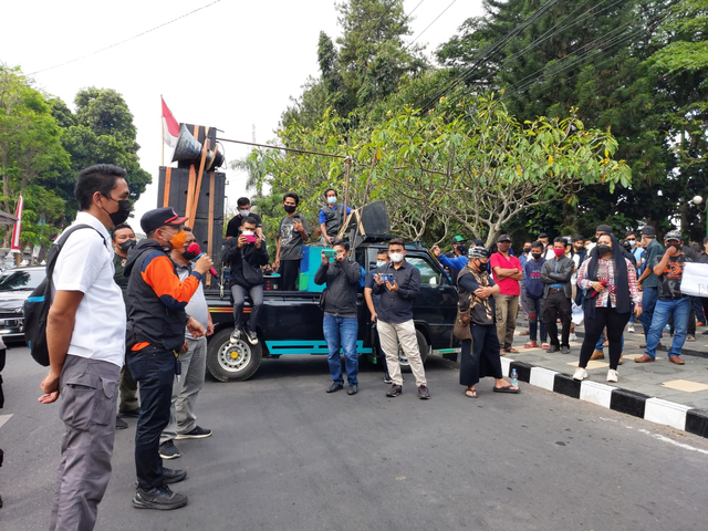 Aliansi Pekerja Seni Kuningan (APSK) saat menggelar aksi unjuk rasa di depan Pendopo Kabupaten Kuningan, Jawa Barat. (Andri)