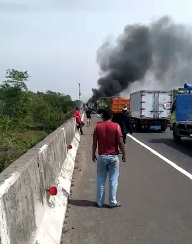 Truk hino dengan nomor polisi B 9645 KEO, ludes terbakar di jalur tol cipali Km 122 A Subang, Jawa Barat pada Jumat (3/9/2021) sekitar pukul 10.00 WIB. (Juan)