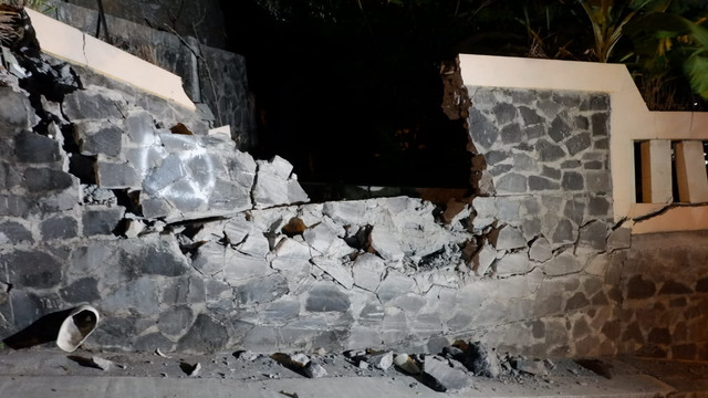 Tembok yang hancur saat truk bermuatan batu batu terguling di jalan dekat Tebing Breksi di Gunungsari, Kelurahan Sambirejo, Prambanan, Kabupaten Sleman, Jumat (3/9). Foto: Arfiansyah Panji Purnandaru/kumparan