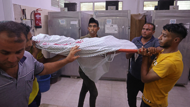 Pekerja mengangkut mayat Issa Abu al-Hassum, yang hilang di terowongan penyelundupan dekat perbatasan Rafah ke Mesir, di rumah sakit di Jalur Gaza selatan, Jumat (3/9). Foto: Said Khatib/AFP
