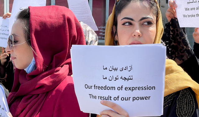 Pembela hak-hak perempuan Afghanistan dan aktivis sipil protes untuk menyerukan kepada Taliban untuk pelestarian prestasi dan pendidikan mereka, di depan istana kepresidenan di Kabul, Afghanistan, Jumat (3/9). Foto: Stringer/REUTERS