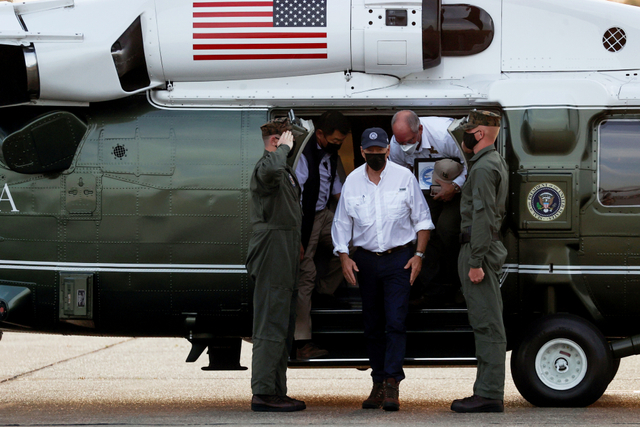 Presiden AS Joe Biden turun dari helikopter Marine One saat ia tiba di New Orleans setelah tur udaranya ke masyarakat yang terkena dampak Badai Ida di Louisiana, AS, Jumat (3/9). Foto: Jonathan Ernst/REUTERS
