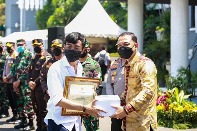Apresiasi dari Pemkot Surabaya kepada Relawan Surabaya Memanggil. Foto-foto: Humas Pemkot Surabaya