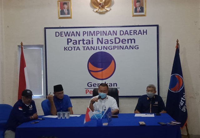 Bobby Jayanto memberikan keterangan pers terkait pemanggilannya oleh KPK. (Foto: Sutana/Batamnews)
