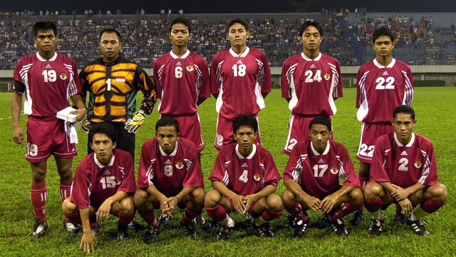 Nur'alim (kiri belakang) saat bergabung di tim sepak bola Indonesia yang akan mengikuti Asian Cup Championship di Lebanon, pada 3 Agustus 2000. Foto: Amin/AFP