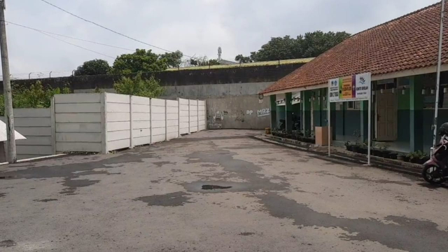SDN 2 Tugu Tasikmalaya ditutup benteng tembok 3 meter saat PTM terbatas. Foto: Dok. Istimewa