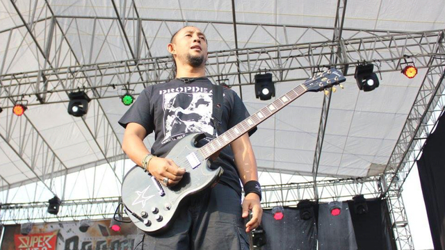 Eben gitaris Burgerkill saat tampil di Doomsday. Foto: Jamal Ramadhan