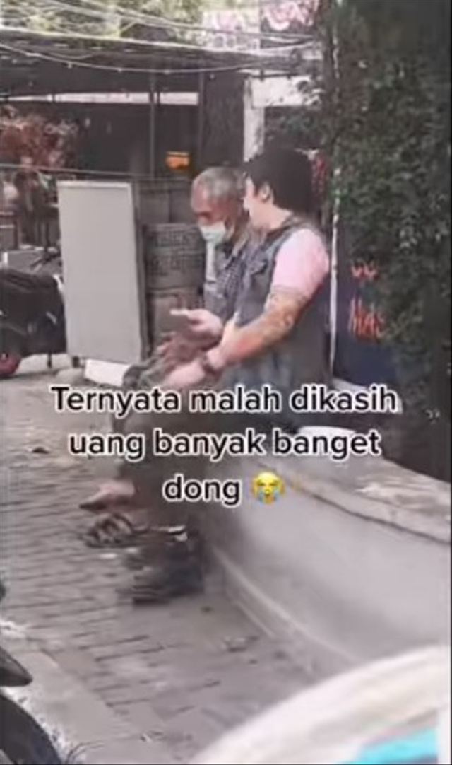 Viral seorang lelaki berpakaian preman di Bogor, Jawa Barat, memberi uang ratusan ribu ke kakek penjual bubur ayam di pinggir jalan. (Foto: Instagram/@undercover.id)