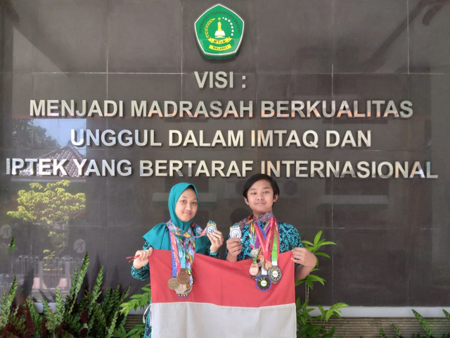 Dua siswa MTsN 1 Kota Malang yang raih puluhan medali olimpiade tingkat internasional, Nurisna Anara Mughni Rayyan dan Moch Alfarizky Harya Putra. Foto: dok