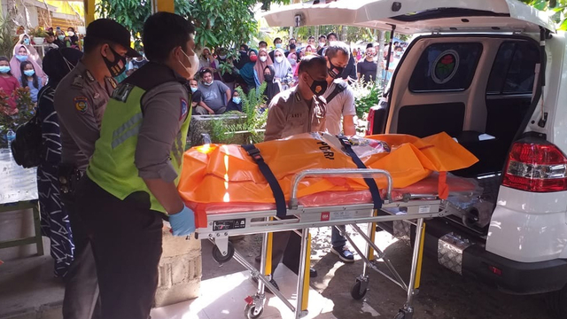 MAYAT Bastian, suami yang dibacok hingga tewas oleh istrinya sendiri, MSN, usai kerap menjadi korban KDRT, dievakuasi menuju RS Bhayangkara Polda Riau, Pekanbaru, untuk diautopsi, Jumat (3/9/2021). 
