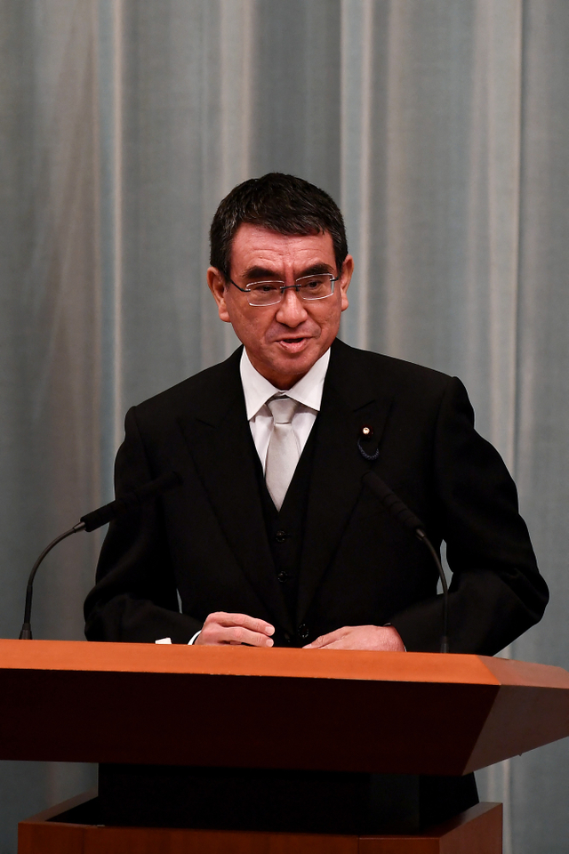 Menteri Jepang, Taro Kono. Foto: Charly Triballeau/AFP