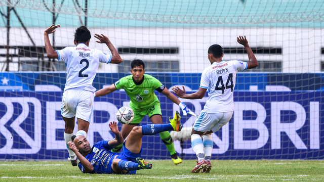 Pemain PSIS Semarang Bruno Silva terjatuh saat akan melewati hadangan pemain Persela Lamongan Moch. Zaenuri (kiri) dan Andri Muladi (kanan). Foto: M Risyal Hidayat/Antara Foto