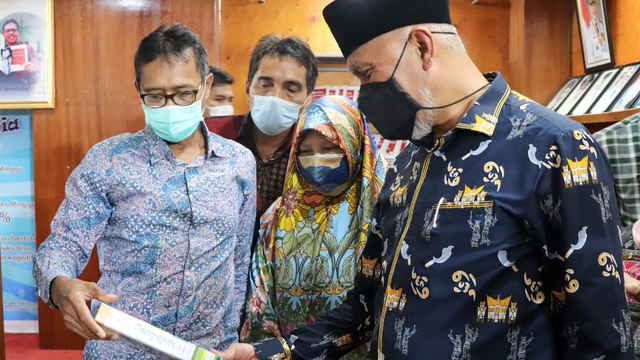 Gubernur Sumatera Barat Mahyeldi (kanan) bersama Irwan Prayitno saat melihat karya buku yang ada di IP Corner di Perpustakaan Sumatera Barat, Sabtu 4 September 2021. Foto: dok Humas