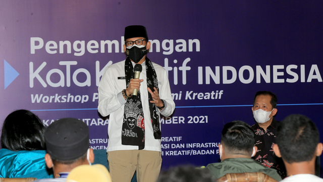 Menteri Pariwisata dan Ekonomi Kreatif Sandiaga Uno memberikan sambutan saat hadir pada workshop KaTa Kreatif di Taman Wisata Alam Magrove, PIK, Jakarta Utara, Sabtu (4/9). Foto: Dok. Kemeparekraf