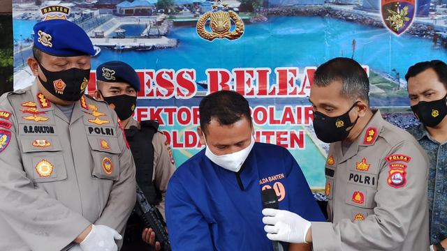 Seorang tukang ojek (BY) ditangkap saat hendak menyelundupkan ribuan benur (benih lobster) ilegal di Kabupaten Lebak Banten menuju Pelabuhan Ratu. Foto: Dok. Istimewa