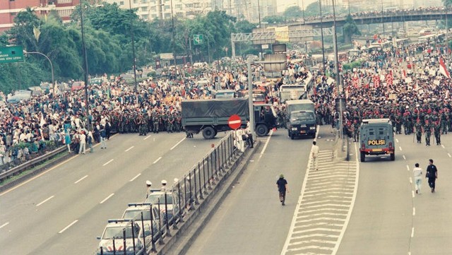 Mahasiswa berunjuk rasa di Gedung DPR RI pada Tahun 1998.
 Foto: Dok. Muhammad Firman Hidayatullah