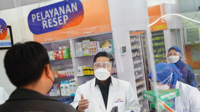 Menteri BUMN Erick Thohir layani konsumen di Apotek Kimia Farma, Depok, Jawa Barat, Sabtu (4/9). Foto: Kementerian BUMN