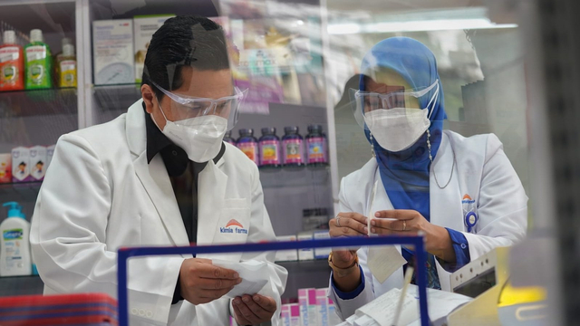 Menteri BUMN Erick Thohir layani konsumen di Apotek Kimia Farma, Depok, Jawa Barat, Sabtu (4/9). Foto: Kementerian BUMN