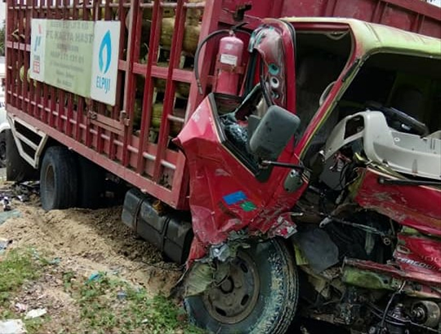 Truk pengangkut LPG 3 kilogram tabrakan dengan mobil Innova di Jalan Trans Sulbar. Foto: Dok. Istimewa