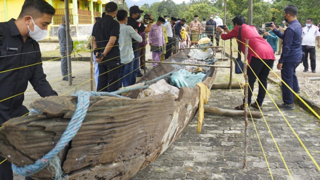 Penyerahan artefak sampan bercadik dari peneliti Balai Arkeologi Sumatera Utara ke Pemkab Lingga. Foto: Istimewa