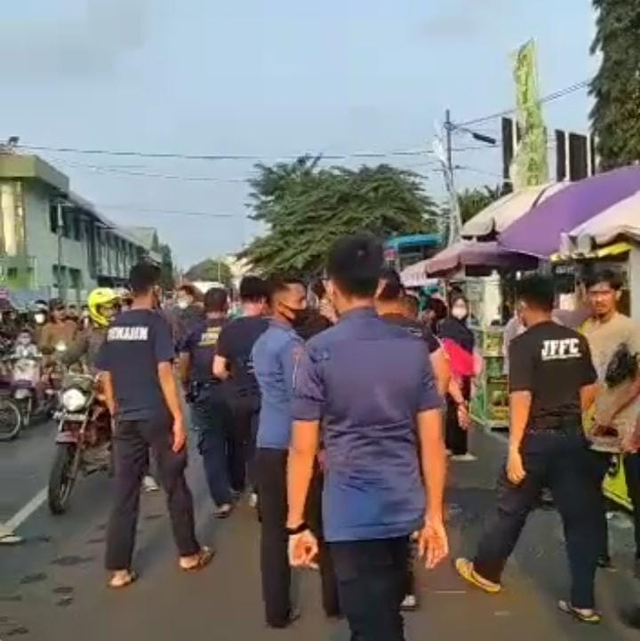 Oknum BPBD yang diduga keroyok pedagang kaki lima di Bandar Lampung. | Foto: Ist