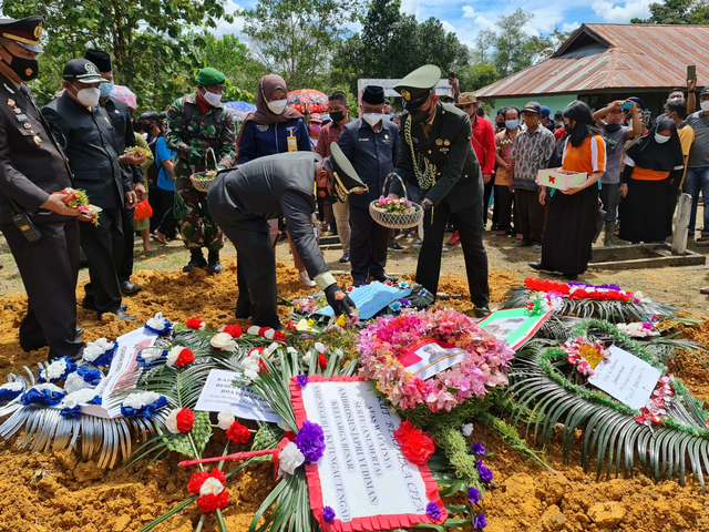 Danrem 121/Abw Brigjen TNI Ronny menabur bunga di makam Sertu Anumerta Ambrosius yang gugur dalam tugas di Papua Barat. (Foto: Penrem 121/Abw)