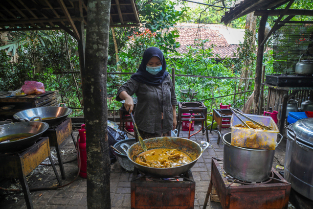 Pekerja memasak salah satu menu makanan Warung Tuman. Foto: Aditia Noviansyah/kumparan