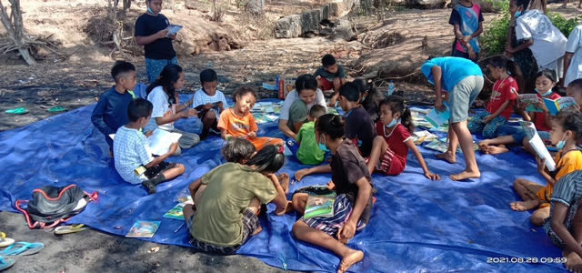Kegiatan membaca di taman Baca Tutu Koda yang berlangsung di pesisir pantai Desa Lewotobi , Kecamatam Ile Bura, Kabupaten Flores Timur. Foto : Athy Meaq