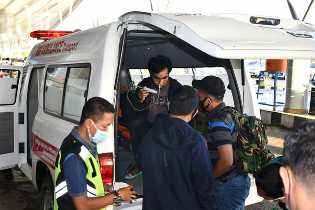 Serda Imanuel Wenatubun diantar menggunakan ambulance ke Bandara Deo Sorong