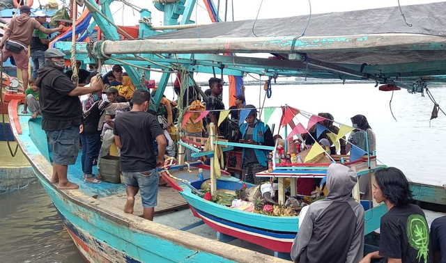 Nelayan Kota Tegal Gelar Sedekah Laut Secara Sederhana Karena Masih Pandemi 