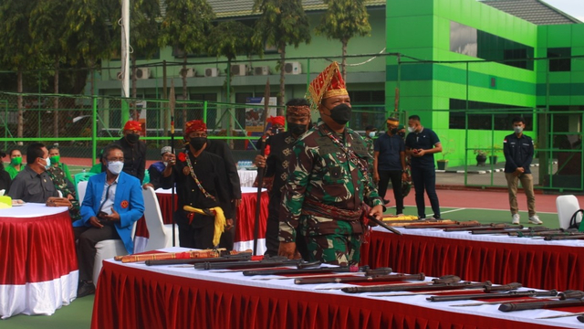Melestarikan Budaya, Korem 132 Tadulako Pamerkan Senjata Tradisional Sulteng (64524)