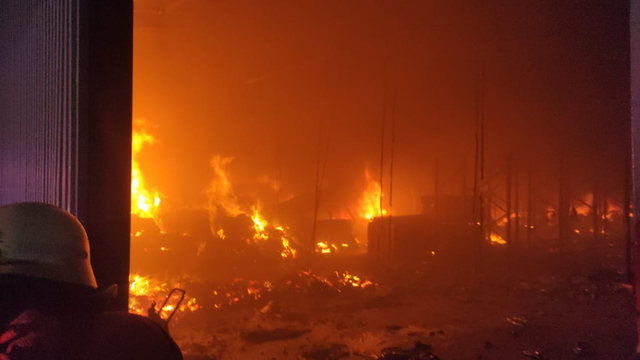 Kebakaran di sebuah gudang di kawasan Sunter Agung, Kecamatan Tanjung Priok Jakarta Utara. Foto: Dok. Istimewa