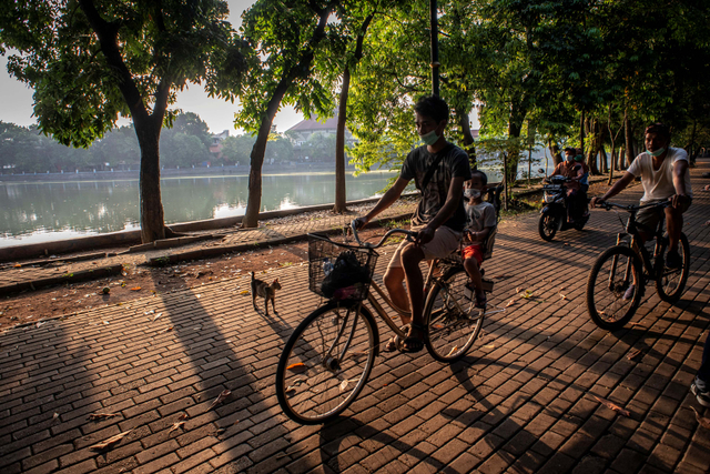 Warga bersepeda di kawasan Perkampungan Budaya Betawi Setu Babakan, Jagakarsa, Jakarta, Minggu (5/9/2021). Foto: Aprillio Akbar/Antara Foto