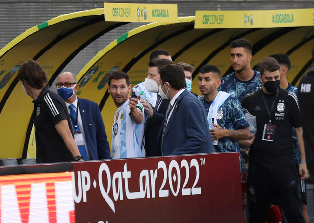 Pemain Argentina Lionel Messi keluar dari lapangan setelah interupsi saat pertandingan kualifikasi Piala Dunia antara Brasil vs Argentina di Arena Corinthians, Brasil. Foto: Amanda Perobelli/Reuters