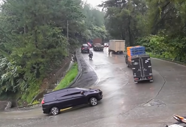 Mitsubishi Xpander sedang melintas di tanjakan Sitinjau Lauik, Sumatera Barat. Foto: Sitinjau Lauik Truck Video