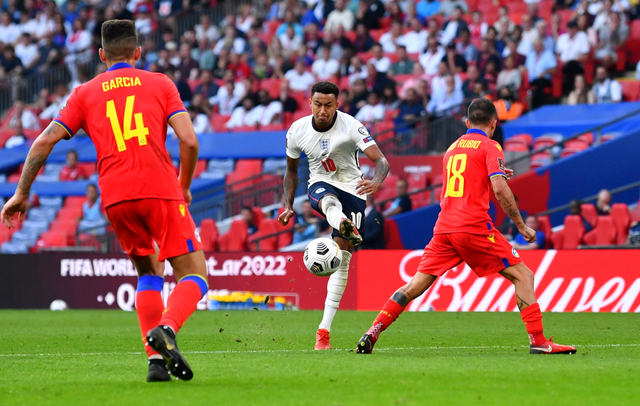 Pemain Inggris Jesse Lingard menendang bola saat kualifikasi Piala Dunia antara Inggris vs Andorra di Stadion Wembley, London, Inggris. Foto: Dylan Martinez/Reuters