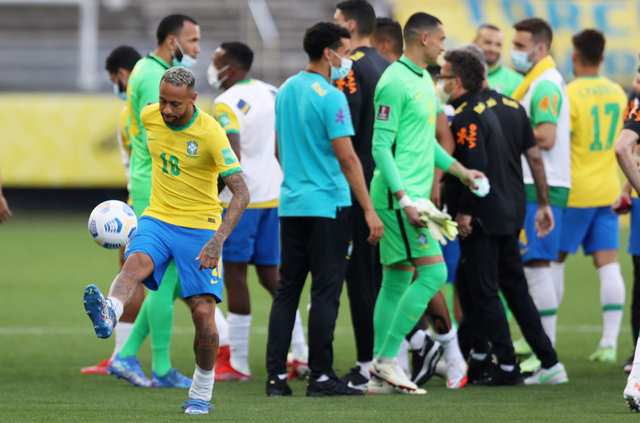 Pemain Brasil Neymar saat interupsi di Kualifikasi Piala Dunia di Arena Corinthians, Sao Paulo, Brasil. Foto: Amanda Perobelli/Reuters